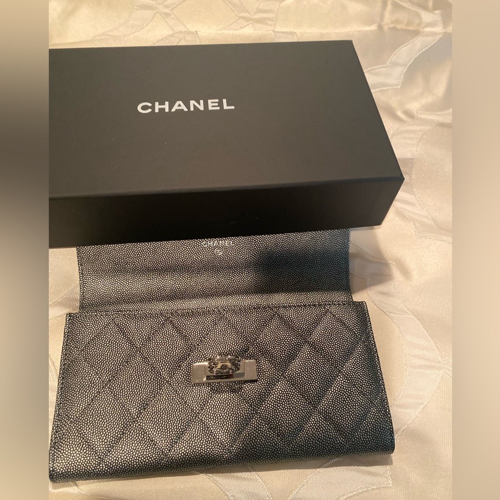 💯% Authentic CHANEL Silver Quilted Wallet